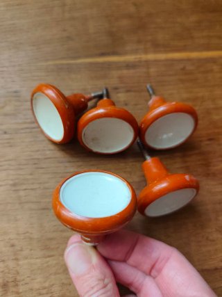 5 Tiradores Retro Madera y Blanco