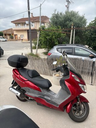 Maxi Scooter Roja y Negra Automática