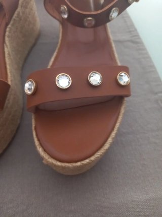 Sandalias marrones con plataforma y pedrería