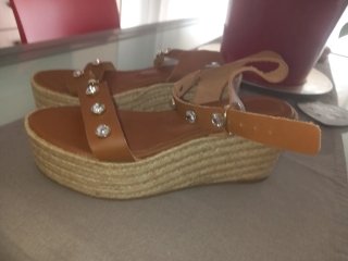 Sandalias marrones con plataforma y pedrería