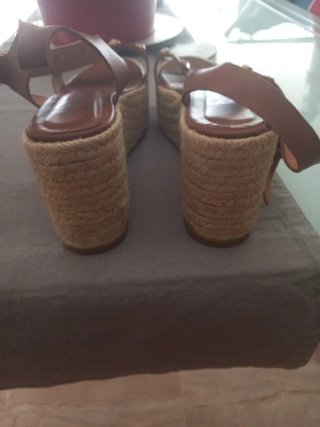 Sandalias marrones con plataforma y pedrería