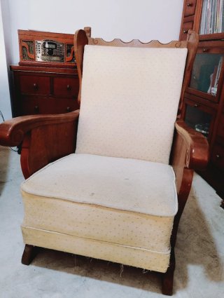 Sillón de madera tallada y tela beige