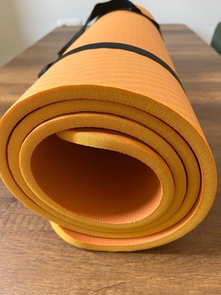 Esterilla de yoga naranja con correas