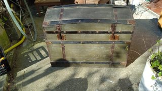 Baúl antiguo de madera y metal