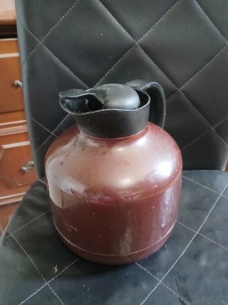 Termo Marrón con Asa Negra