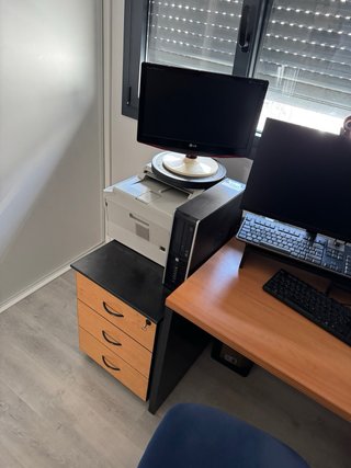 Mesa de despacho + silla y cajonera