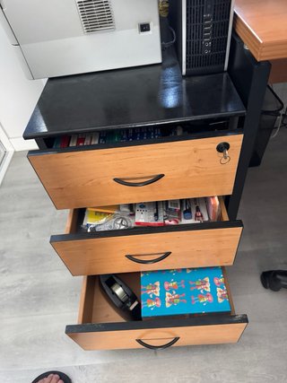 Mesa de despacho + silla y cajonera