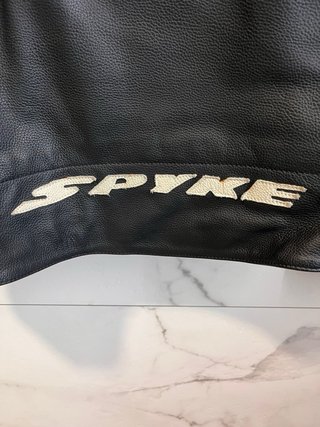 Chaqueta de cuero Spike con protecciones