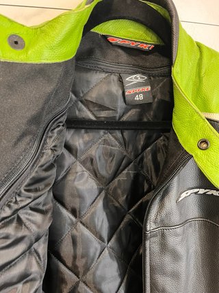Chaqueta de cuero Spike con protecciones
