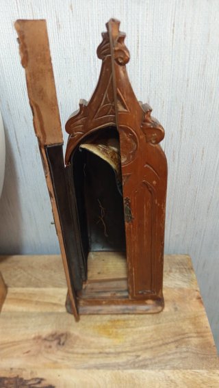 Capilla gótica antigua de madera