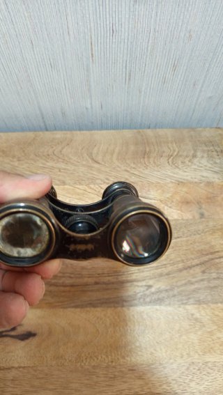 Prismáticos antiguos de latón y metal