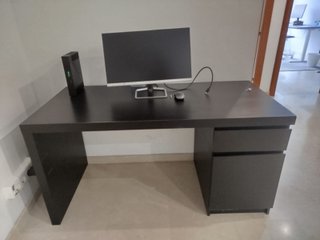 Escritorio negro con almacenaje