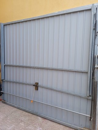 Puerta de garaje metálica gris