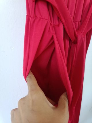 Mono rojo con cinturón