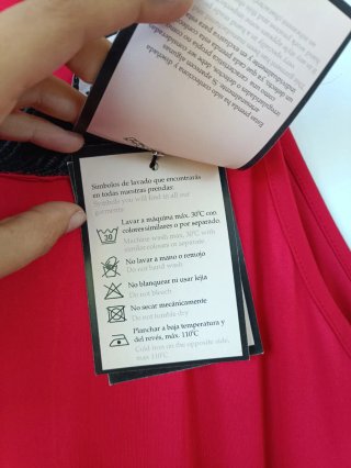 Mono rojo con cinturón