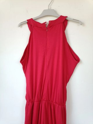 Mono rojo con cinturón