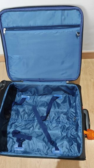 Maleta de viaje negra con ruedas