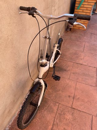 Bicicleta plegable blanca para restaurar