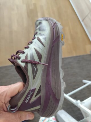 Zapatillas Hoka Beige rojo
