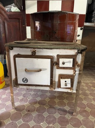 Cocina de carbón antigua de hierro