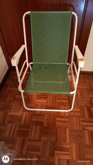 Silla plegable verde y blanca