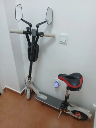 Patinete eléctrico con asiento y espejo