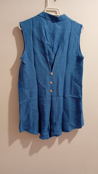 Blusa azul sin mangas con botones