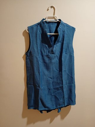 Blusa azul sin mangas con botones