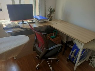 Escritorio esquinero y silla de ruedas