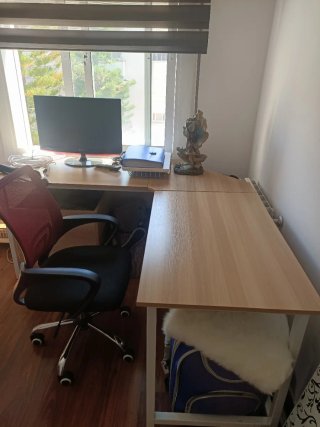 Escritorio esquinero y silla de ruedas