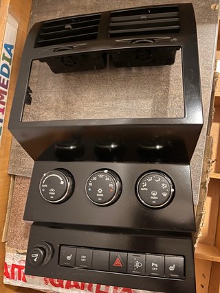 Consola Central Dodge Nitro con Botoneras