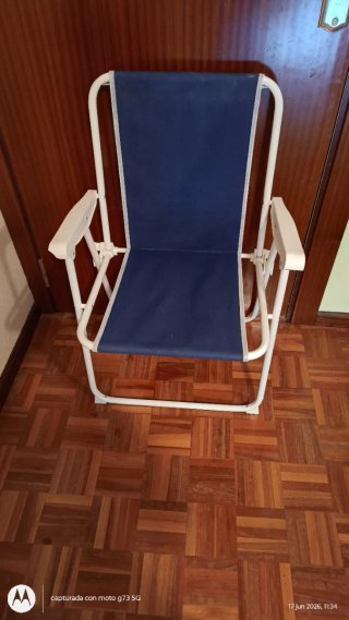 Silla plegable azul y blanca