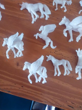 Kit para pintar unicornios. No esta completo.
