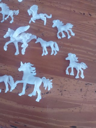 Kit para pintar unicornios. No esta completo.