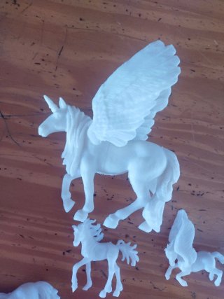 Kit para pintar unicornios. No esta completo.