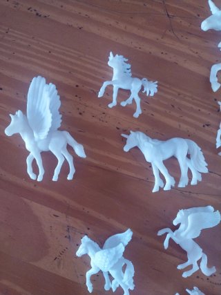 Kit para pintar unicornios. No esta completo.