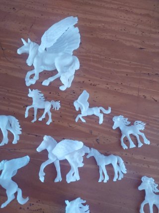 Kit para pintar unicornios. No esta completo.