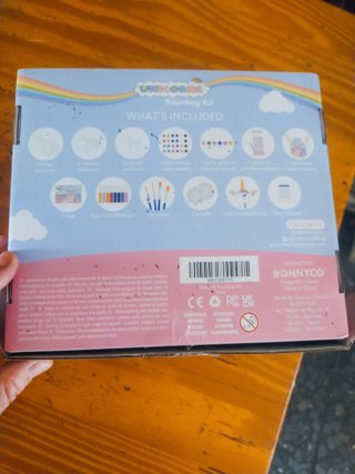 Kit para pintar unicornios. No esta completo.