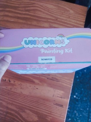 Kit para pintar unicornios. No esta completo.