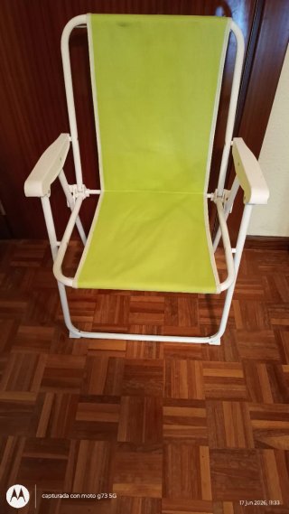 Silla plegable verde y blanca