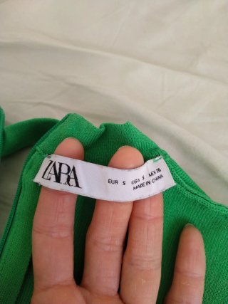 Camiseta Zara verde sin mangas. Escote cuadrado