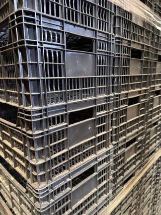Caja frutera negra de plástico