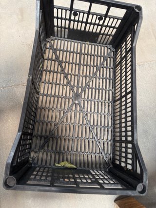 Caja frutera negra de plástico