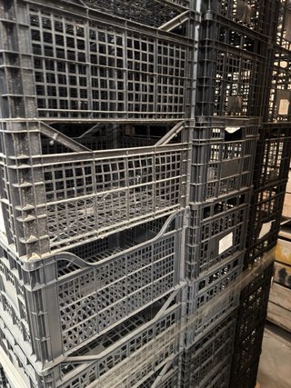 Caja frutera negra de plástico