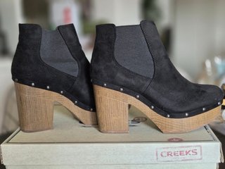 Botas negras con tacón de madera