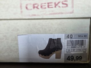 Botas negras con tacón de madera