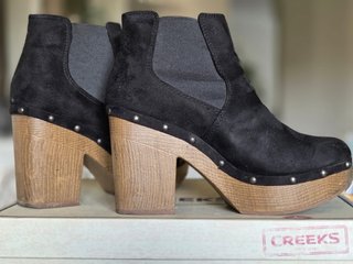 Botas negras con tacón de madera