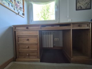 Scrivania in legno massello con cassettiera