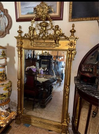 Espejo de madera dorado con ornamentación siglo 18