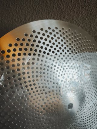 Charles/Hi-Hat 14” bajo volumen. Batería.
